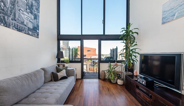 Pet Friendly - Loft Living Close to the MCG