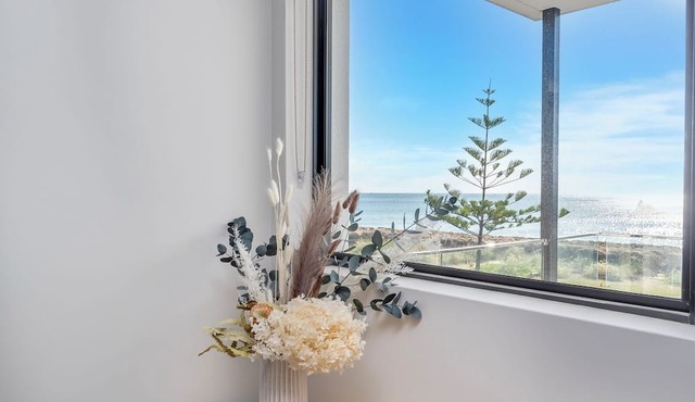 Coastal Bliss: Pet-Friendly, Nearby Cafes with Marina Views