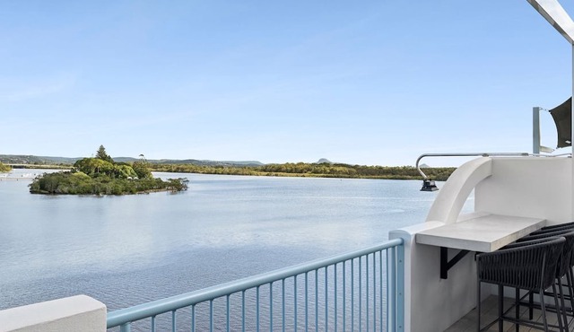 Stunning Rooftop Retreat with Private Jacuzzi on the Maroochy River