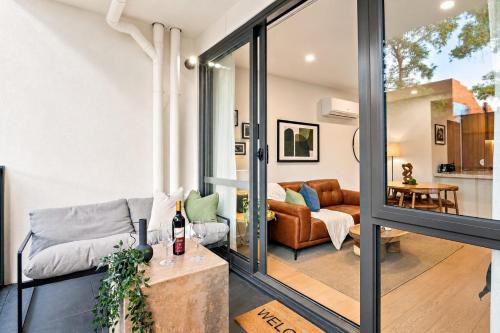 Peaceful Escape with King Bed, Parking and Walk to CBD!