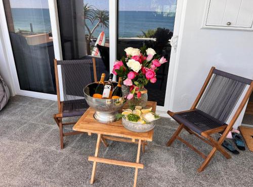 Coast and Calm, Luxe 4x2 home opposite Mettams Pool