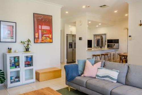 Koala in Brighton 3BR with Sauna, Walk to Jetty, Train and close to Glenelg and CBD - Koala Stay