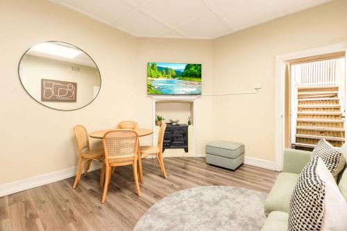 Family-Friendly 3BR Stay with Rooftop and Iconic Harbour Views