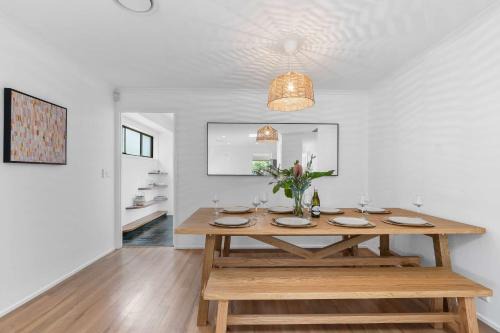 Collingwood - 4BR modern beachfront holiday home
