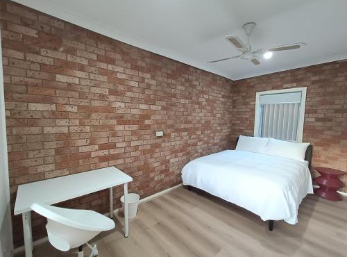 Queen Room in Spacious Merrylands House - NM5