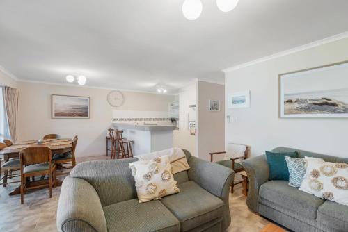 19A Bartel Blvd - Charming Lakefront Villa