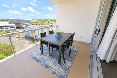 Townsville 2 Bedroom Apartment with Pool, Balcony & Parking