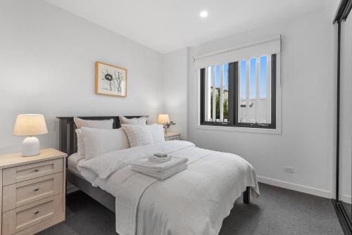 Elegant 2-Bedroom, 2-Bathroom Apartment at Caulfield Park with Balcony & Parking
