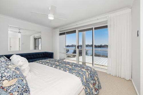 Swan 3BR Riverfront Retreat Views, BBQ & Dining