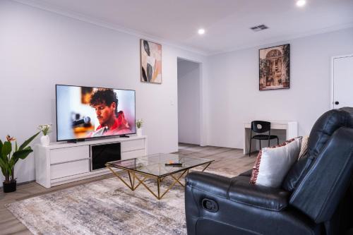 Stylish 3BR Family Home Near CBD & Airport