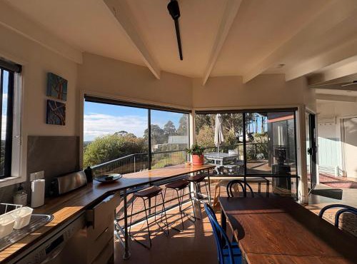 Cottage with forest & ocean views 5 min from Lorne