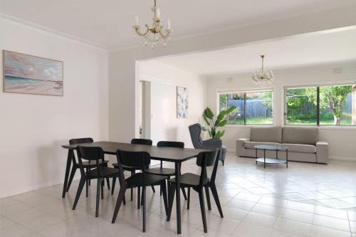 Entire Cozy 4BR with 2 Ensuites House Mt Waverley