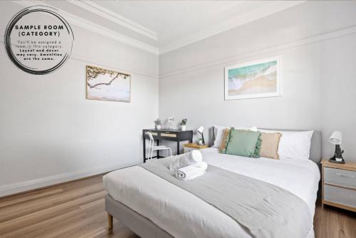 Cozy Queen Room - Close to Eateries & Shops - Shared Bathroom and Amenities