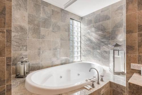 Baydream Believer - Lush Beachfront Resort Escape