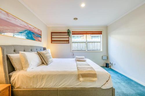 StayAU Family Retreat with Pool Table in Cranbourne
