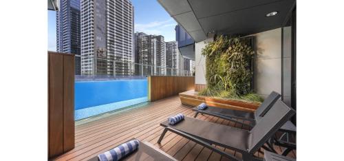Modern Southbank Oasis 2BR with Resort Amenities and Stunning Balcony Views