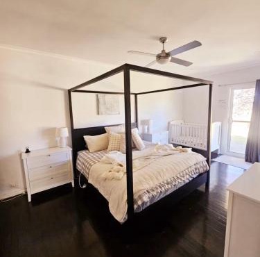 Trawalla Farm Stays - Entire House and Large Pool Bar - Perfect for Groups