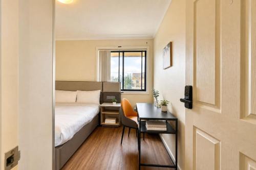 Auburn Double Room - Walk to Station & Dining - Shared Bathroom