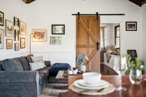 The Hitching Rail Hut - Relax, Unwind & Reconnect