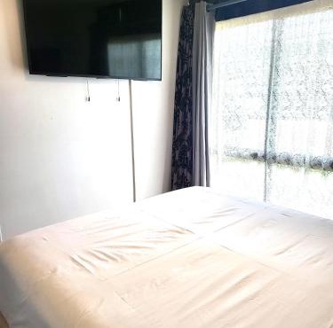 Home on the Bay on Esplanade and Buller St Kingscote-3 people in 2 nights get the 3rd night free