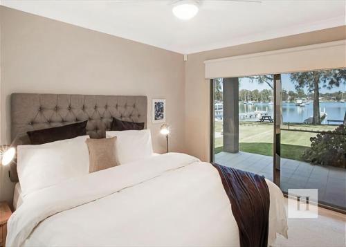 Adrift - Waterfront entertainer with Shared Jetty!