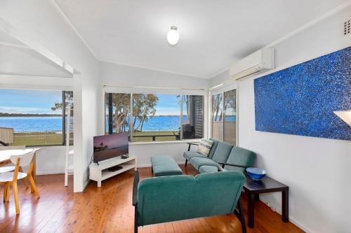Lakes Edge Cottage Pet Friendly Waterfront Escape