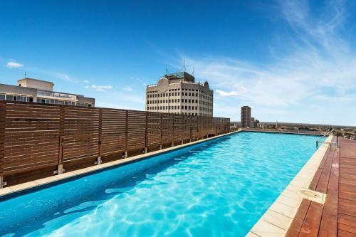 Grand Prix & Water View - Free Parking, Pool & Gym