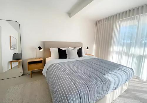 Shoreline Retreat - Ocean Views - 2 King Beds