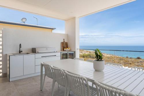 Okeanos Moana Private luxury seafront oasis with pool