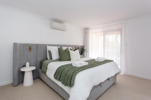 Scarborough Family Beachside Retreat - Walk to beach