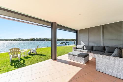 Dolphin View - Elegant Waterfront Haven with Private Pontoon - Holiday Yamba