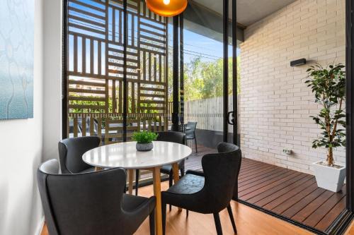 1-Bed Unit with Alfresco Dining and BBQ