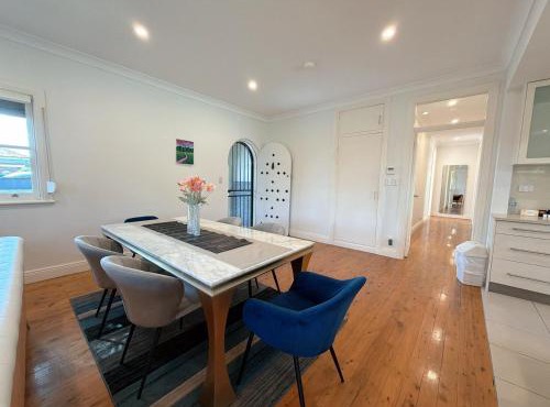 Burwood 4BR Family Home | Fast WiFi & Free Parking