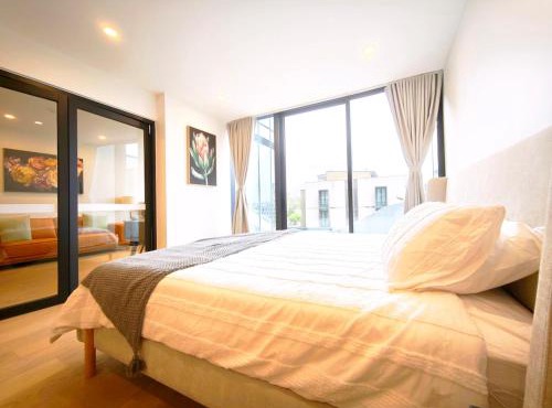 LG17 - Box Hill Core Hotel Style Double Suite High-End Furniture Double King Bed Super Large Space