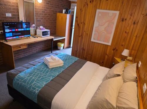 Country Roads Motor Inn