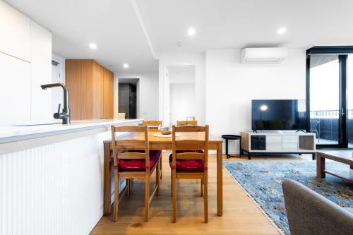 Elevated Escape - 2BR w Gym & Rooftop Spa