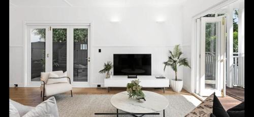 6 Bedroom Californian Bungalow