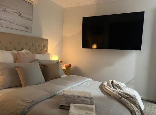 Guest Suite with Private Entry- 6 mins to Airport