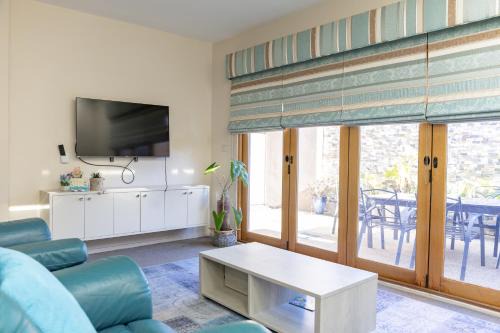 Stylish Retreat Steps from Geelong Waterfront, with Parking, Wi-Fi, AC