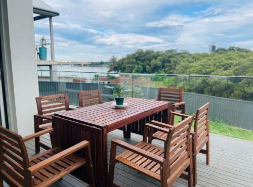 Luxury 5BD house w water view in Melrose Park