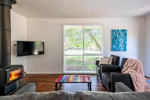 Bells Beach Cottages - Pet friendly cottage with wood heater