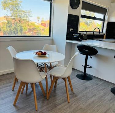 Modern 2BR Townhouse Preston Long Term Stays & Pet Friendly