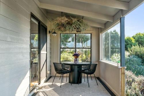 Stargazers Waterfront Hot tub Cottage Tasmania
