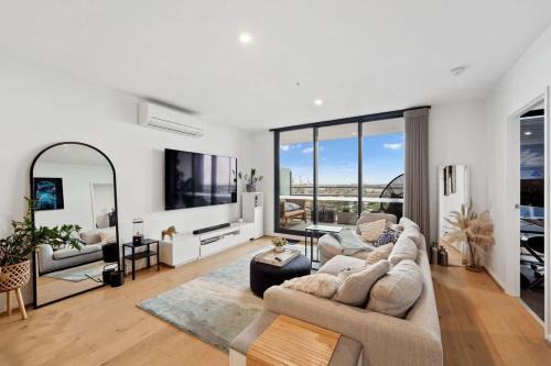 Riverina - Ultimate Footscray Getaway with parking