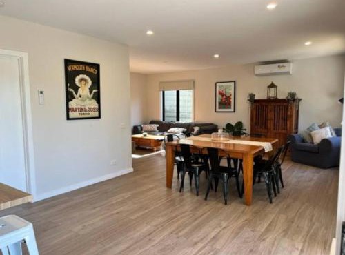 Spacious modern Gem Cozy Haven Lake & Beach oasis.