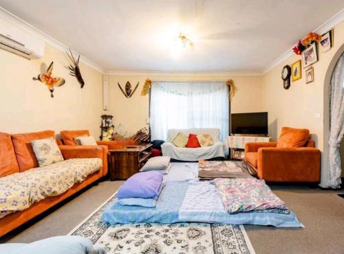 BIDWILL GARDENS - 2 Rooms A Private Room with a King-Size Bed or Open Lounge Room Floor Mattress SHARED Bathroom FREE Kitchen Essentials FREE Laundry Facilities Fast NBN WIFI HDTV NETFLIX, YOUTUBE, KAYO Meal and Transport Service Available