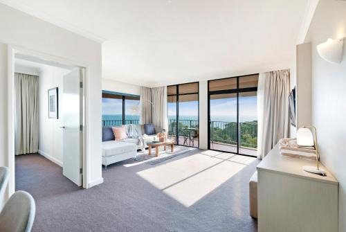 Oceanview Corner - Resort-like Living with Pool