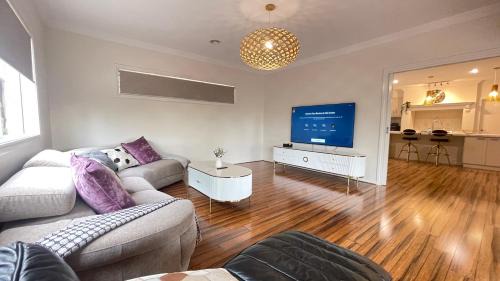 StayAU 4BRM Chic Urban Retreat