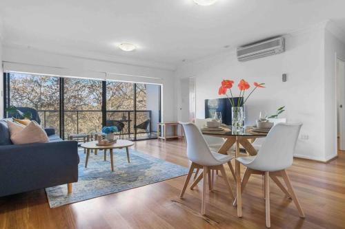 King's Park 2BR CBD Apartment with FREE Parking