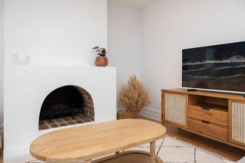 Modern Haven in Vibey Fitzroy Walk to shops